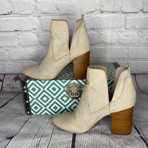 Steve Madden Shoes - Steve Madden | offwhite snake bootie